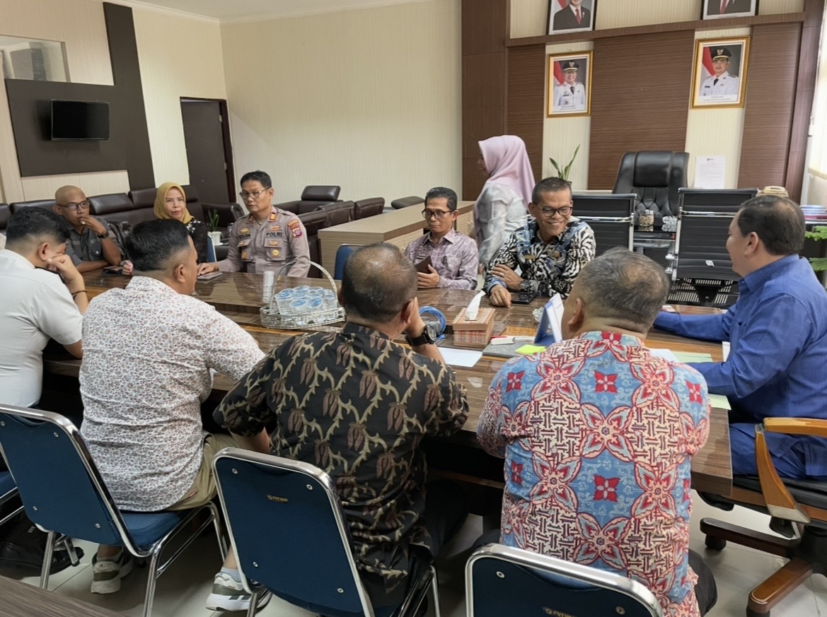 Ketua Umum FORKI Pasaman Paparkan Kesiapan Kejurda Karate Sumbar 2026 dalam Rapat Bersama Sekda dan OPD